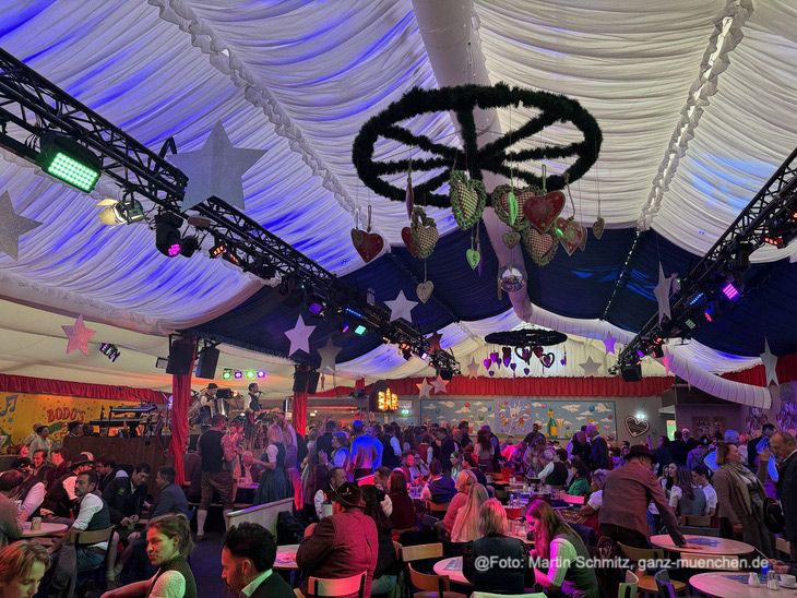 Unter dem weißblauen Himmel und seinen glitzernden Sternen hat der Gast auf 450 Sitzplätzen die Qual der Wahl. (©foto.Martin Schmitz)(